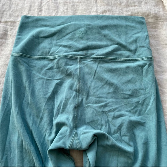 Aritzia TNABUTTER Atmosphere Hi-Rise 7/8 Legging in Yucca Green - Picture 5 of 6